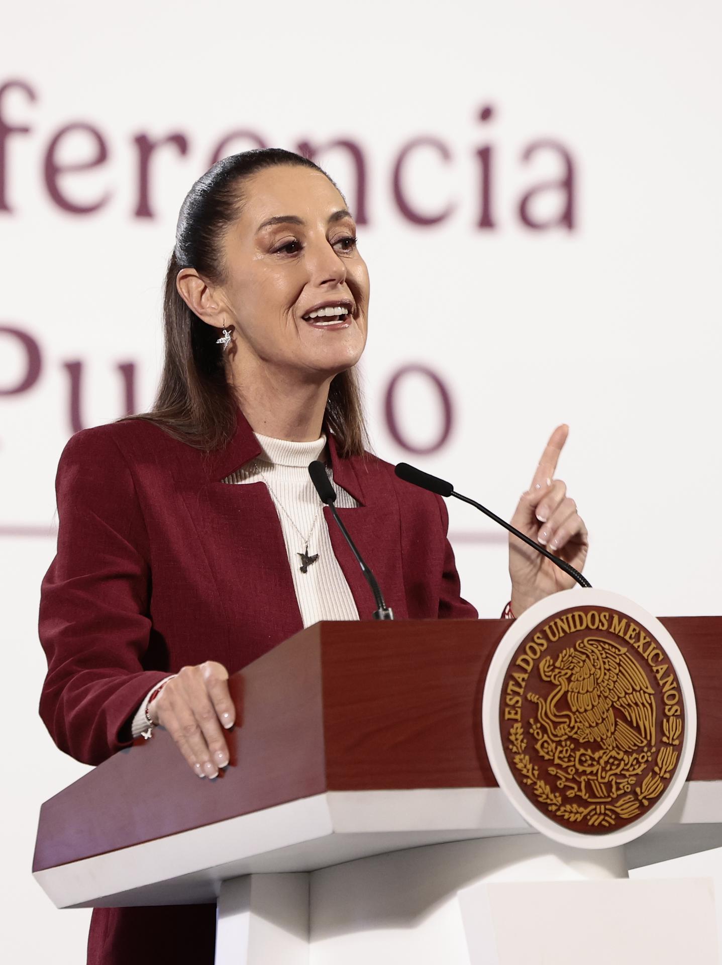 La presidenta de México, Claudia Sheinbaum, participa este jueves durante una rueda de prensa en Palacio Nacional de la Ciudad de México (México). EFE/José Méndez
