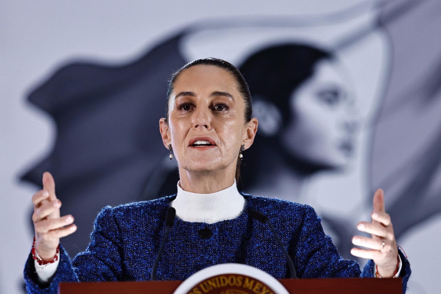 La presidenta de México, Claudia Sheinbaum, habla en una rueda de prensa este viernes, en Palacio Nacional de la Ciudad de México (México). EFE/Sásehanka Gutiérrez