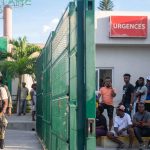 Personas esperan a la afueras del hospital La Paixe este en  Puerto Príncipe (Haití). EFE/ Johnson Sabin