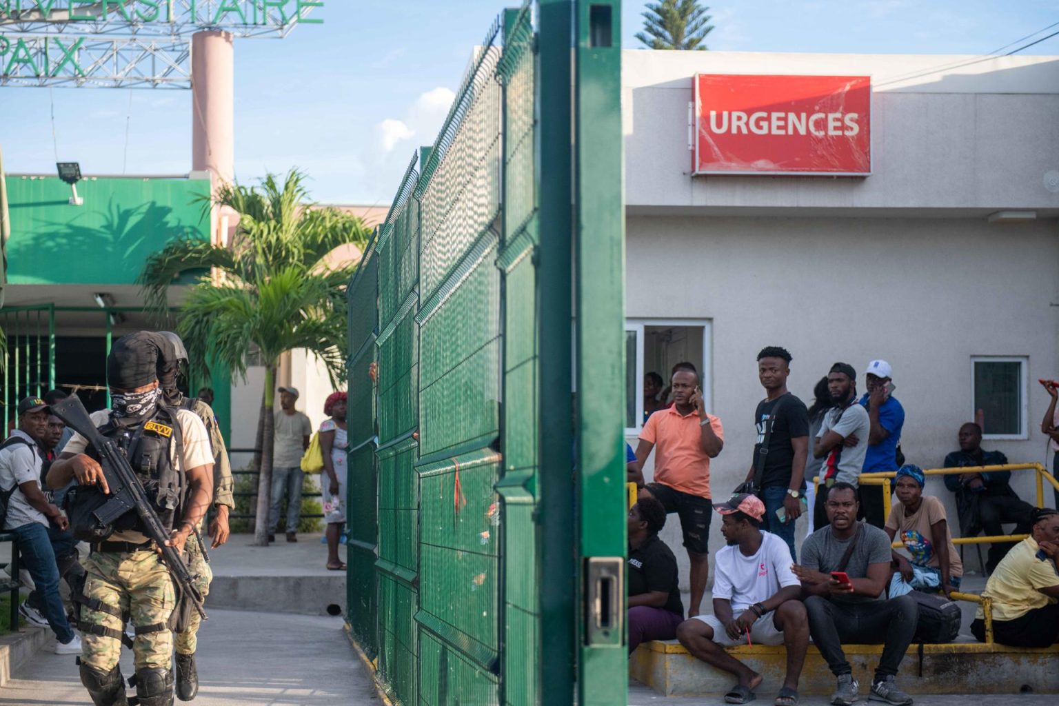 Personas esperan a la afueras del hospital La Paixe este en  Puerto Príncipe (Haití). EFE/ Johnson Sabin