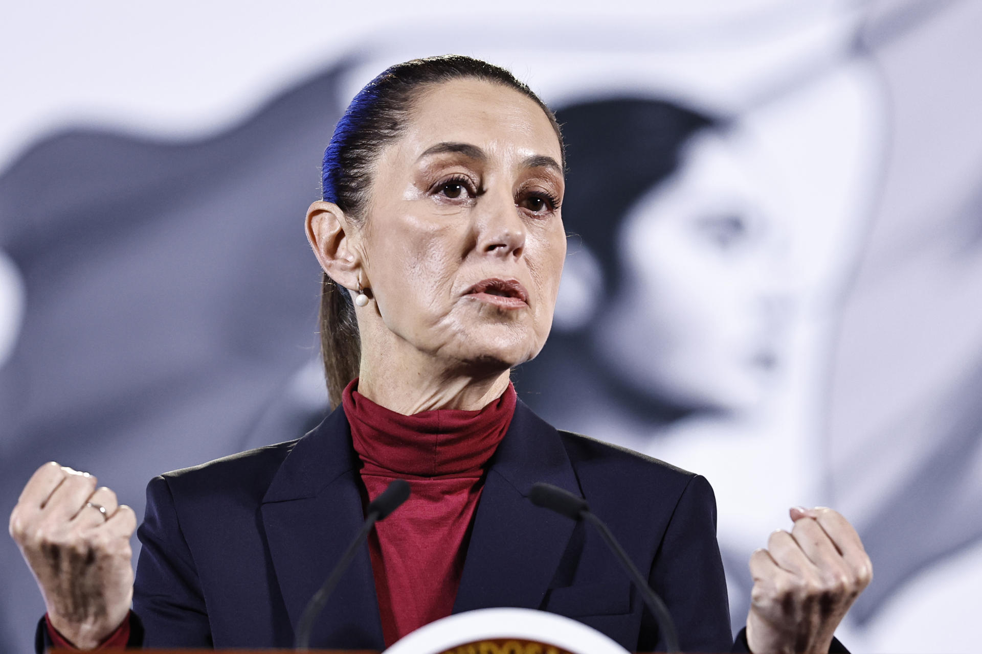 La presidenta de México, Claudia Sheinbaum, habla durante una rueda de prensa este lunes, en el Palacio Nacional de Ciudad de México (México). EFE/ Sáshenka Gutiérrez
