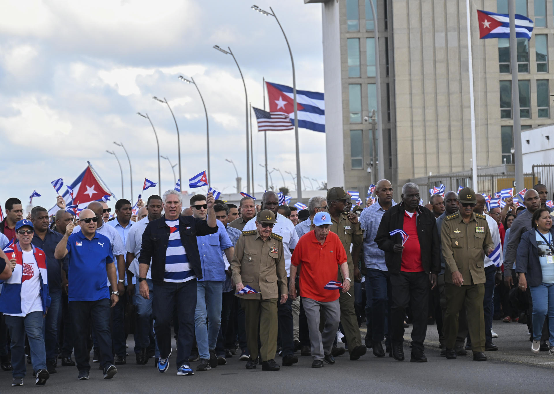 El presidente de Cuba Miguel Diaz-Canel (3-i), junto al General de Ejército Raúl Castro (4-i), asisten a una marcha frente a la embajada de Estados Unidos este viernes, en La Habana (Cuba). EFE/Yamil Lage/ POOL
