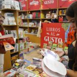 Personas visitan el pabellón de ‘Libros al Gusto’ este sábado, durante la Feria Internacional del Libro de Guadalajara (FIL), en Guadalajara (México). EFE/ Francisco Guasco