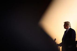 Fotografía de archivo del presidente electo Donald Trump, durante un acto de campaña en el aeropuerto regional Arnold Palmer de Latrobe, en Pensilvania (Estados Unidos). EFE/ Justin Merriman