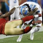 El corredor de Detroit Lions, Jahmyr Gibbs (d), esquiva un tackle del linebacker de San Francisco 49ers durante el partido de la penúltima semana de la NFL jugado este lunes en Santa Clara (California). EFE/EPA/JOHN G. MABANGLO