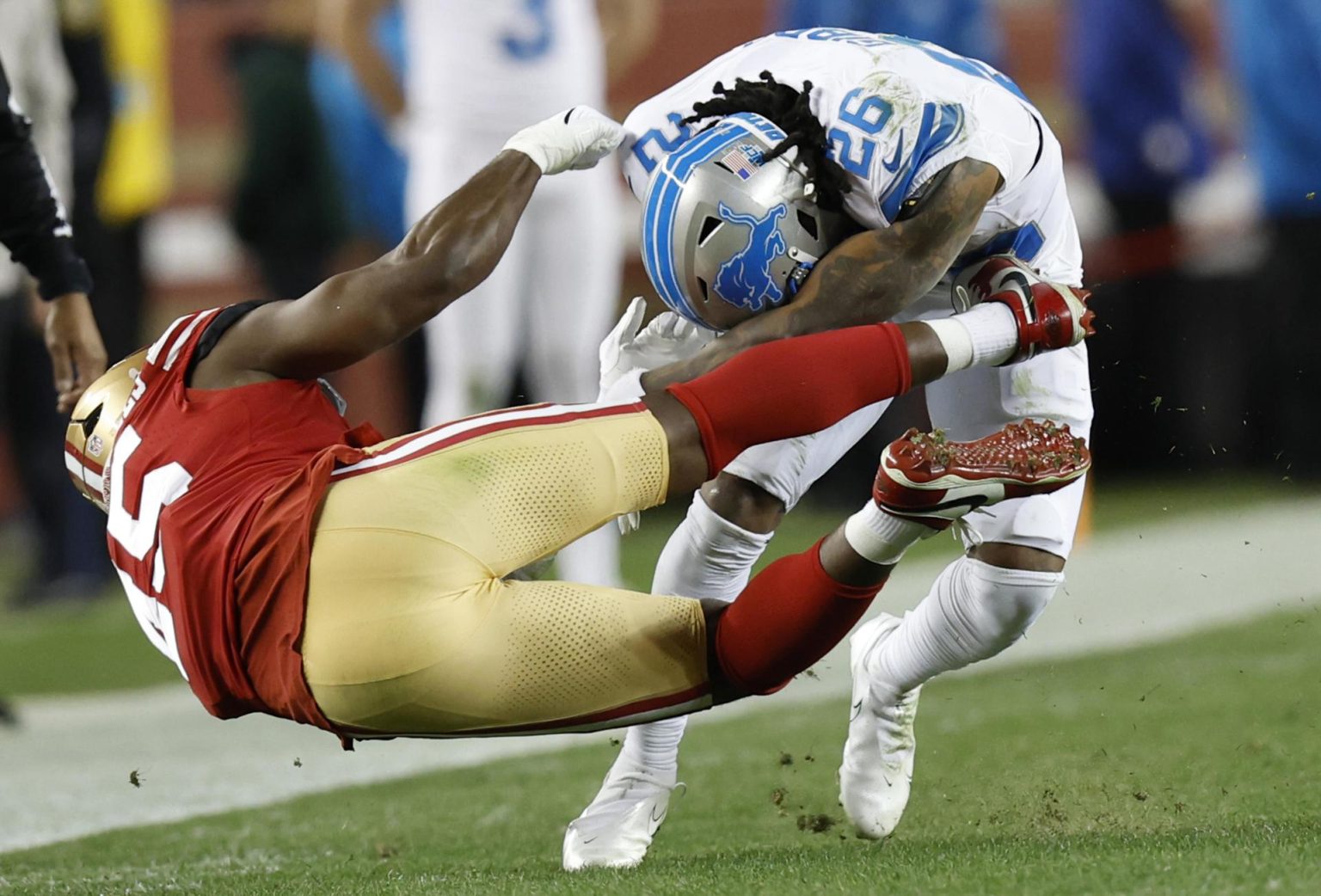 El corredor de Detroit Lions, Jahmyr Gibbs (d), esquiva un tackle del linebacker de San Francisco 49ers durante el partido de la penúltima semana de la NFL jugado este lunes en Santa Clara (California). EFE/EPA/JOHN G. MABANGLO