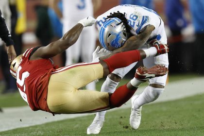 El corredor de Detroit Lions, Jahmyr Gibbs (d), esquiva un tackle del linebacker de San Francisco 49ers durante el partido de la penúltima semana de la NFL jugado este lunes en Santa Clara (California). EFE/EPA/JOHN G. MABANGLO