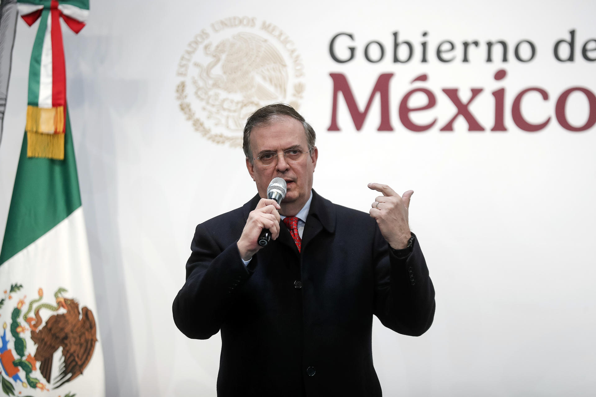 El secretario de Economía, Marcelo Ebrard, habla durante una rueda de prensa este jueves, en la Ciudad de México (México). EFE/ Isaac Esquivel
