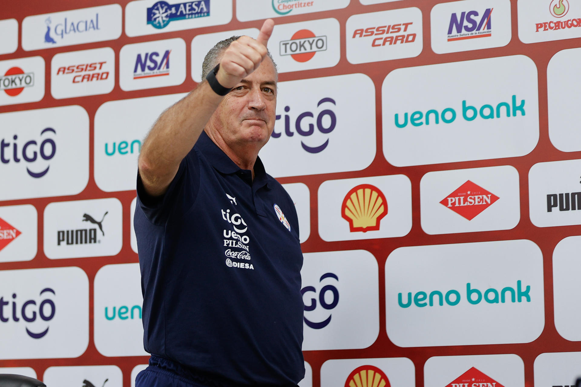 Fotografía de archivo, tomada el pasado 12 de noviembre, en la que se registró al seleccionador del equipo nacional masculino de fútbol de Paraguay, Gustavo Alfaro, durante una rueda de prensa, en el Centro de Alto Rendimiento (Carde) de Ypané (Paraguay). EFE/Juan Pablo Pino
