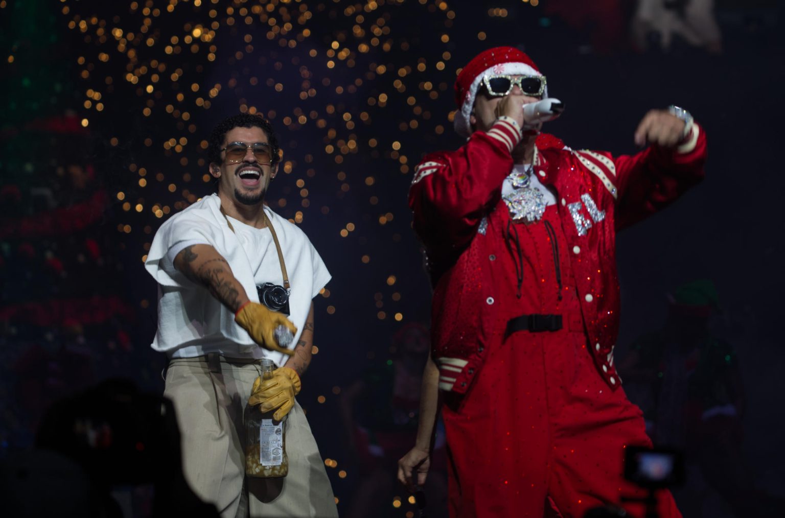 Bad Bunny (i) acompaña a Jowell y Randy en el concierto de su gira 3D este sábado, en el Coliseo Jose Miguel Agrelot en San Juan (Puerto Rico). EFE/ Thais Llora