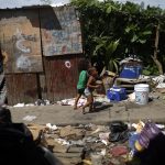 Niños juegan en medio de basura y desechos, este miércoles en la comunidad de Kuna Nega, en Ciudad de Panamá (Panamá). EFE/ Bienvenido Velasco