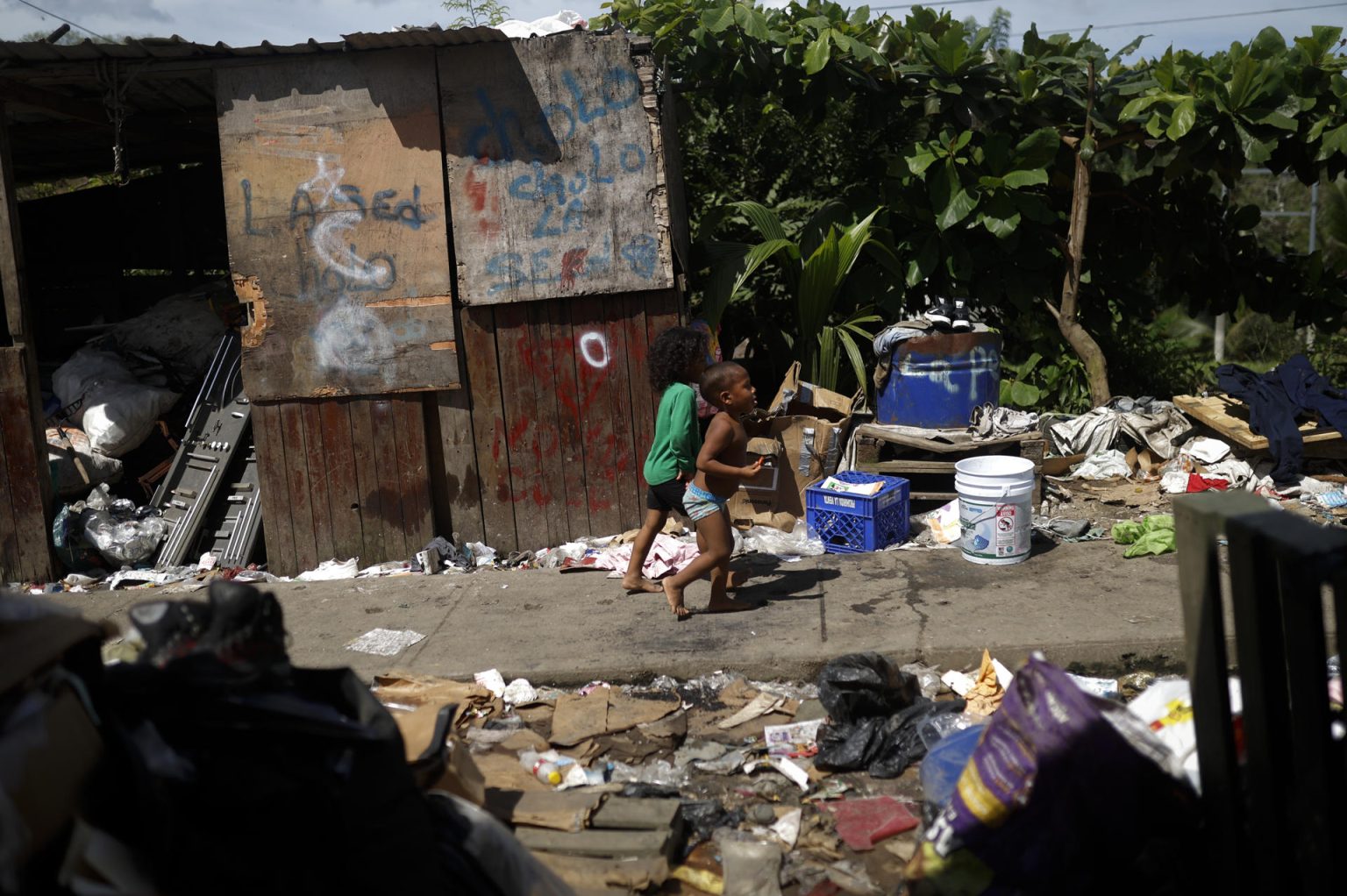 Niños juegan en medio de basura y desechos, este miércoles en la comunidad de Kuna Nega, en Ciudad de Panamá (Panamá). EFE/ Bienvenido Velasco