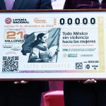 Fotografía del billete de lotería 'Es tiempo de mujeres' durante su develación este miércoles en Ciudad de México (México). EFE/Sáshenka Gutiérrez