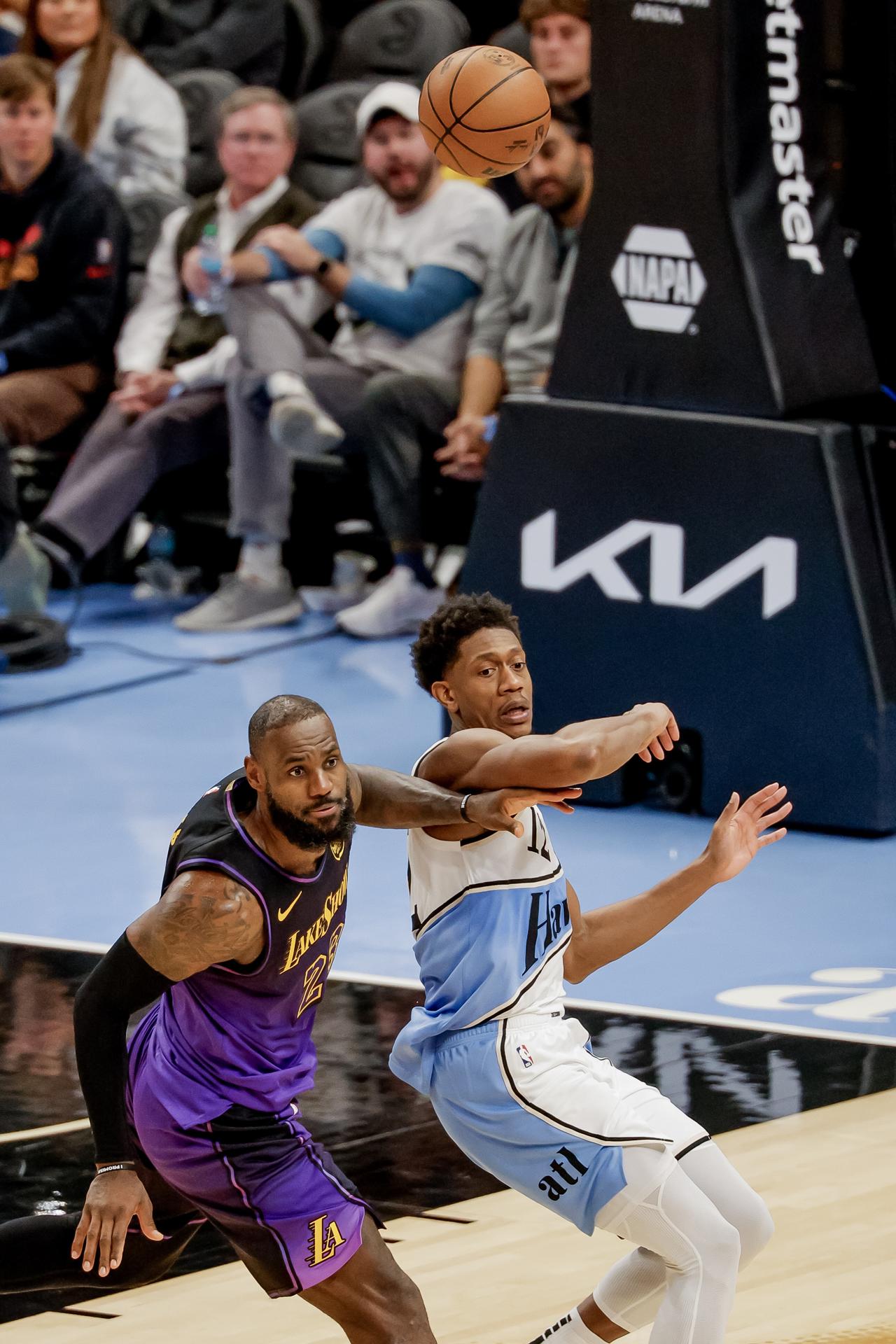 El ala-pivot de Los Ángeles Lakers, LeBron James (I), es neutralizado por el alero de Hawks, De'Andre Hunter (d) durante el juego que este viernes ganó la franquicia de Atlanta por 134-132. EFE/EPA/ERIK S. LESSER SHUTTERSTOCK
