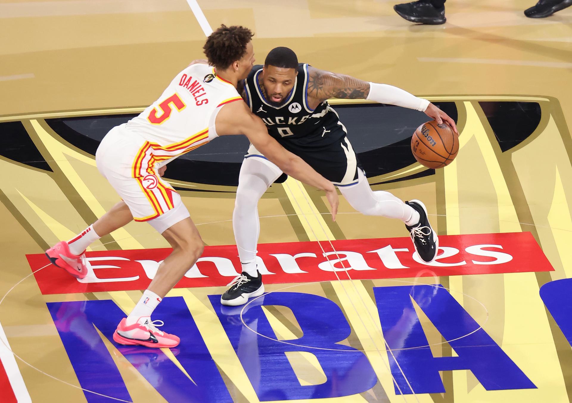 Damian Lillard (d) defiende el balón de la marca de Dyson Daniels, de los Atlanta Hawks en Las Vegas. EFE/EPA/RONDA CHURCHILL
