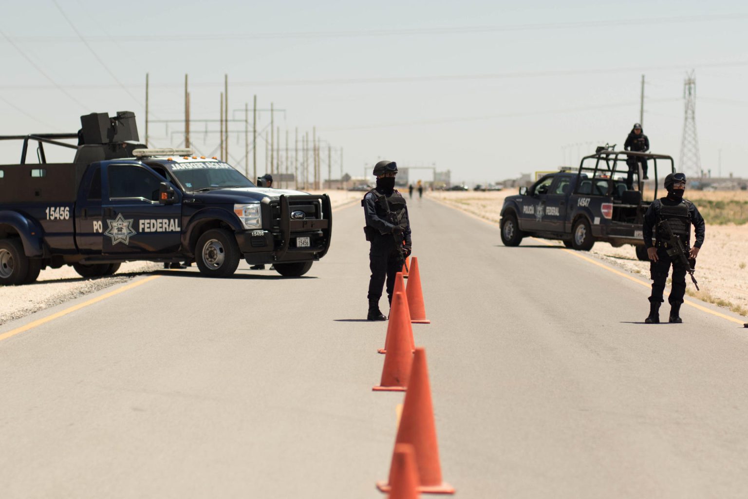 Imagen de archivo de agentes federales que resguardan el camino que conduce al Centro Federal de Readaptación Social (CEFERESO) número 1. EFE/Alejandro Bringas