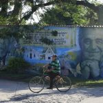 Un hombre en bicicleta pasa frente a un mural con la imagen del escritor Gabriel García Márquez, este miércoles en Aracataca (Colombia). EFE/ Ricardo Maldonado Rozo