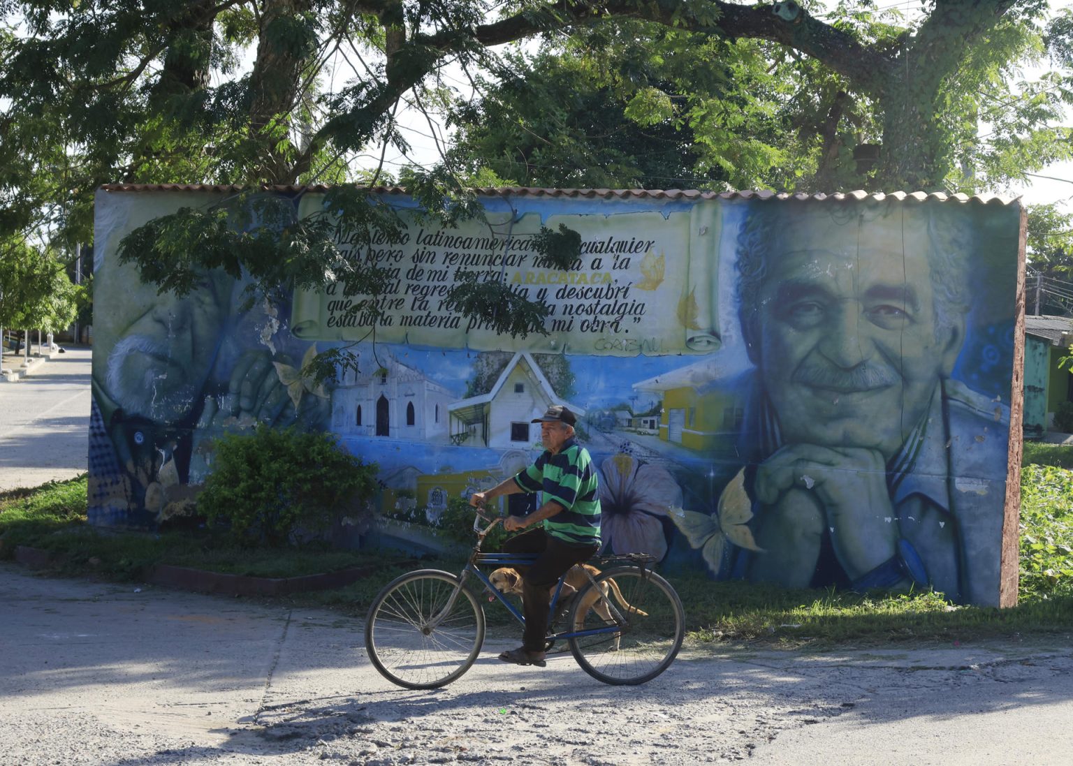 Un hombre en bicicleta pasa frente a un mural con la imagen del escritor Gabriel García Márquez, este miércoles en Aracataca (Colombia). EFE/ Ricardo Maldonado Rozo