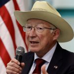 El embajador de Estados Unidos en México, Ken Salazar habla durante un acto protocolario este miércoles en la ciudad de Mérida en Yucatán (México). EFE/ Lorenzo Hernández