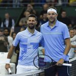 El serbio Novak Djokovic (i) y el argentino Juan Martín Del Potro posan en el Estadio Parque Roca en Buenos Aires (Argentina). . EFE/ Matias Martin Campaya