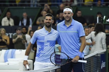 El serbio Novak Djokovic (i) y el argentino Juan Martín Del Potro posan en el Estadio Parque Roca en Buenos Aires (Argentina). . EFE/ Matias Martin Campaya