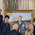 El exsecretario de Estado de Estados Unidos John Kerry (i) posa con su familia junto a su retrato oficial, este lunes durante un acto en el Departamento de Estado en Washington (Estados Unidos). EFE/ Eduard Ribas