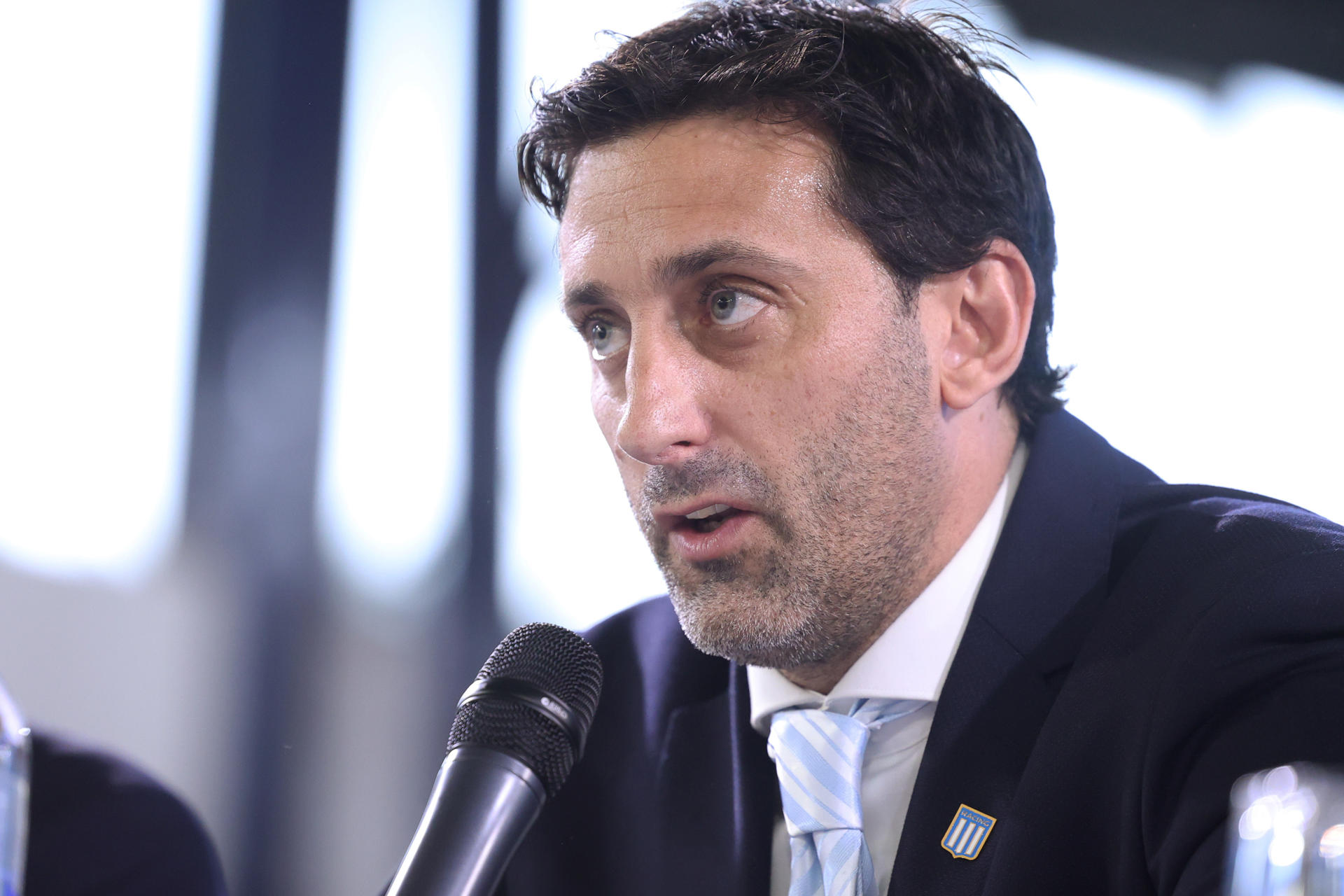 El exfutbolista argentino Diego Milito habla durante su presentación como presidente del Racing Club en el estadio del club Buenos Aires (Argentina). EFE/ Juan Ignacio Roncoroni
