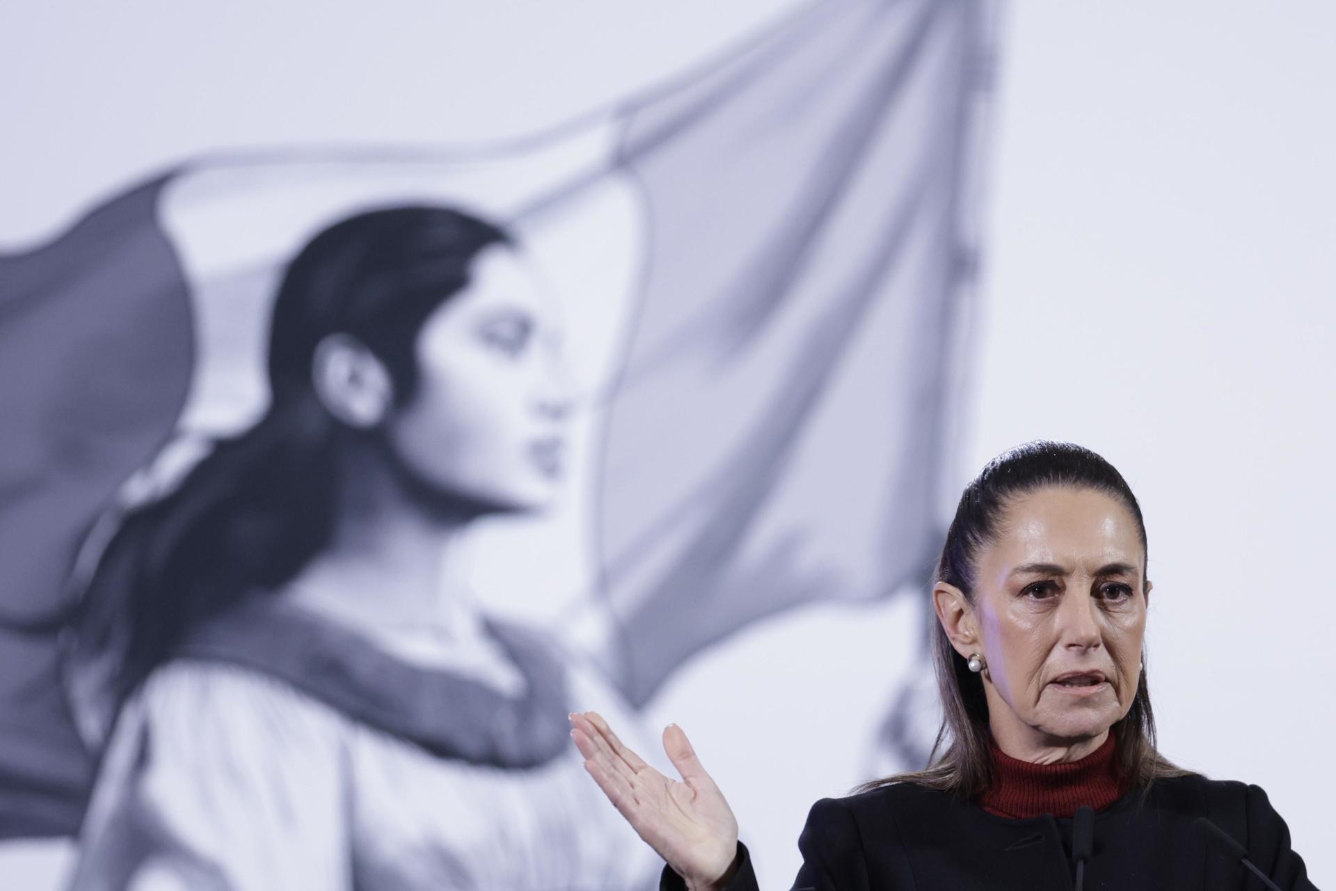 La presidenta de México, Claudia Sheinbaum, habla durante una rueda de prensa este lunes, en el Palacio Nacional de la Ciudad de México (México). EFE/Sáshenka Gutiérrez
