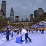 Fotografía del 2 de diciembre de 2024 de personas patinando en la pista de hielo Bryant Park, en Nueva York (Estados Unidos). EFE/Ángel Colmenares