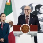 El secretario de Salud, David Kershenobich, participa durante la conferencia de prensa matutina de la presidenta de México Claudia Sheinbaum, este martes, en Palacio Nacional de la Ciudad de México (México). EFE/ José Méndez