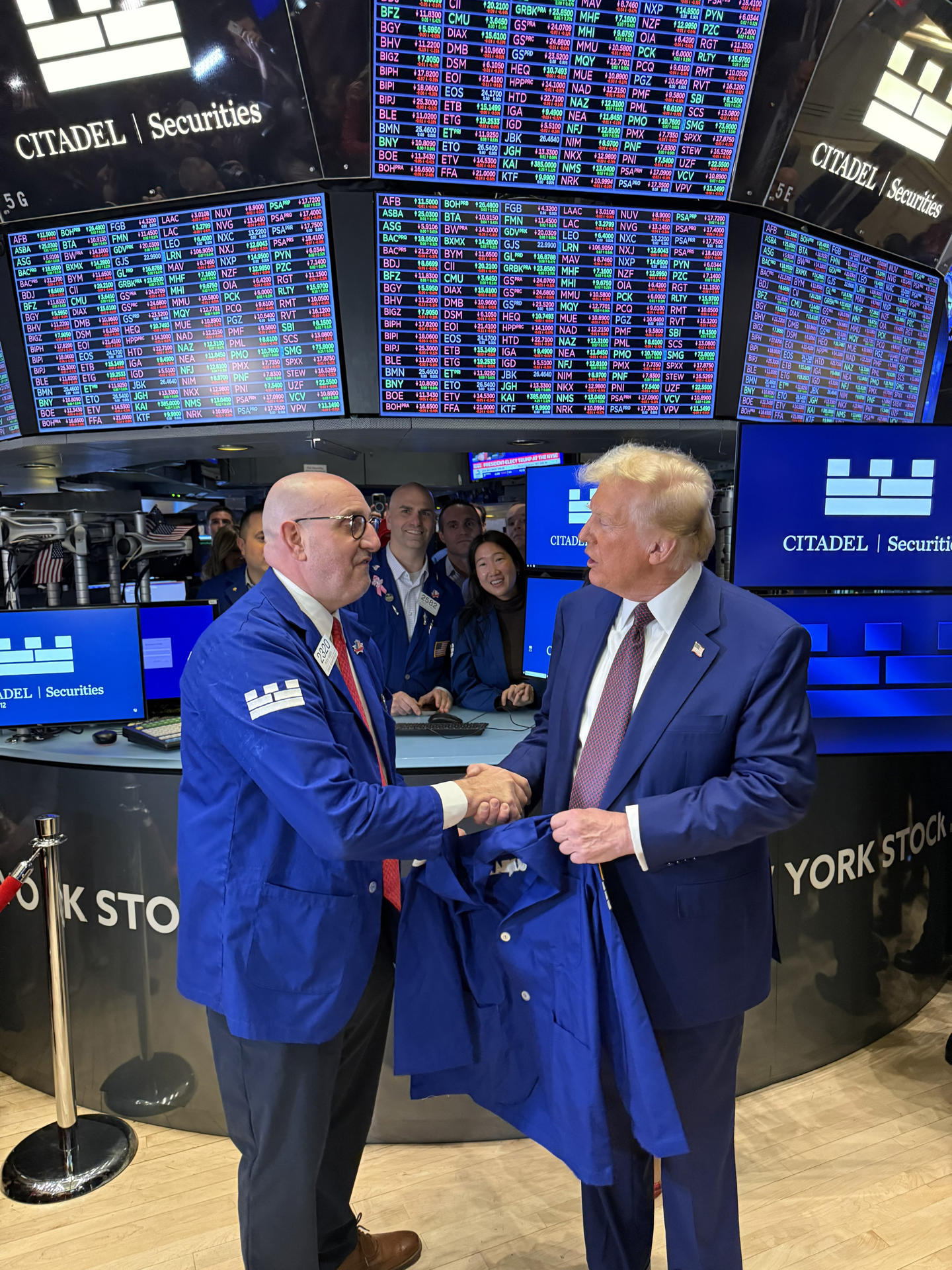 Fotografía tomada de la cuenta en X Margo Martin del equipo de comunicación de Donald Trump, del presidente electo de los Estados Unidos Donald Trump (d) recibiendo una chaqueta de corredor de la Bolsa de Valores de Nueva York (NYSE) este jueves, en Nueva York (EE.UU.). EFE/ Margo Martin /SOLO USO EDITORIAL/ SOLO DISPONIBLE PARA ILUSTRAR LA NOTICIA QUE ACOMPAÑA (CRÉDITO OBLIGATORIO)
