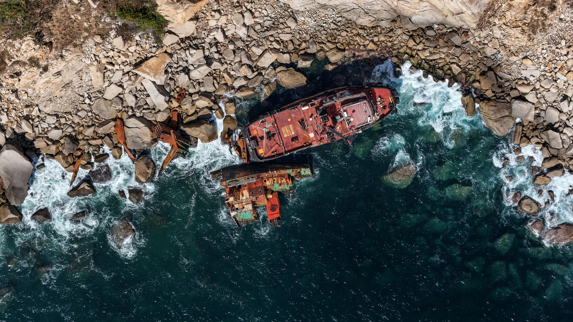 Fotografía aérea del 19 de diciembre de 2024, que muestra embarcaciones en mal estado en una playa del Balneario de Acapulco en Guerrero (México). EFE/David Guzmán
