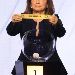 La cantante Gloria Estefan muestra el lote del Real Madrid durante la ceremonia del sorteo de la Copa Mundial de Clubes de la FIFA 2025 en Miami, EE. UU. EFE/EPA/CRISTOBAL HERRERA-ULASHKEVICH