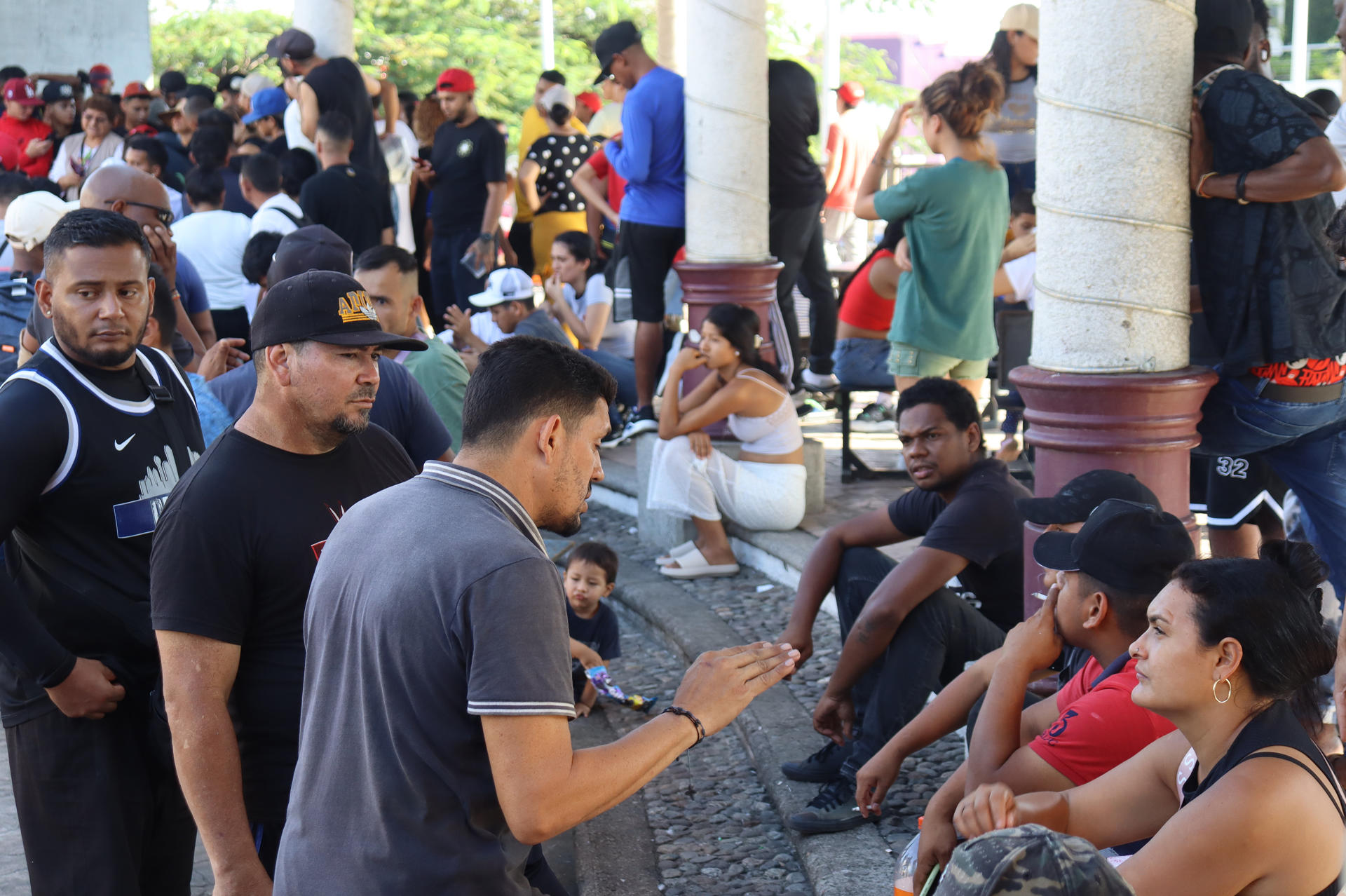 Migrantes se reúnen este domingo en una de las principales plazas en la ciudad de Tapachula en el estado de Chiapas (México). EFE/Juan Manuel Blanco
