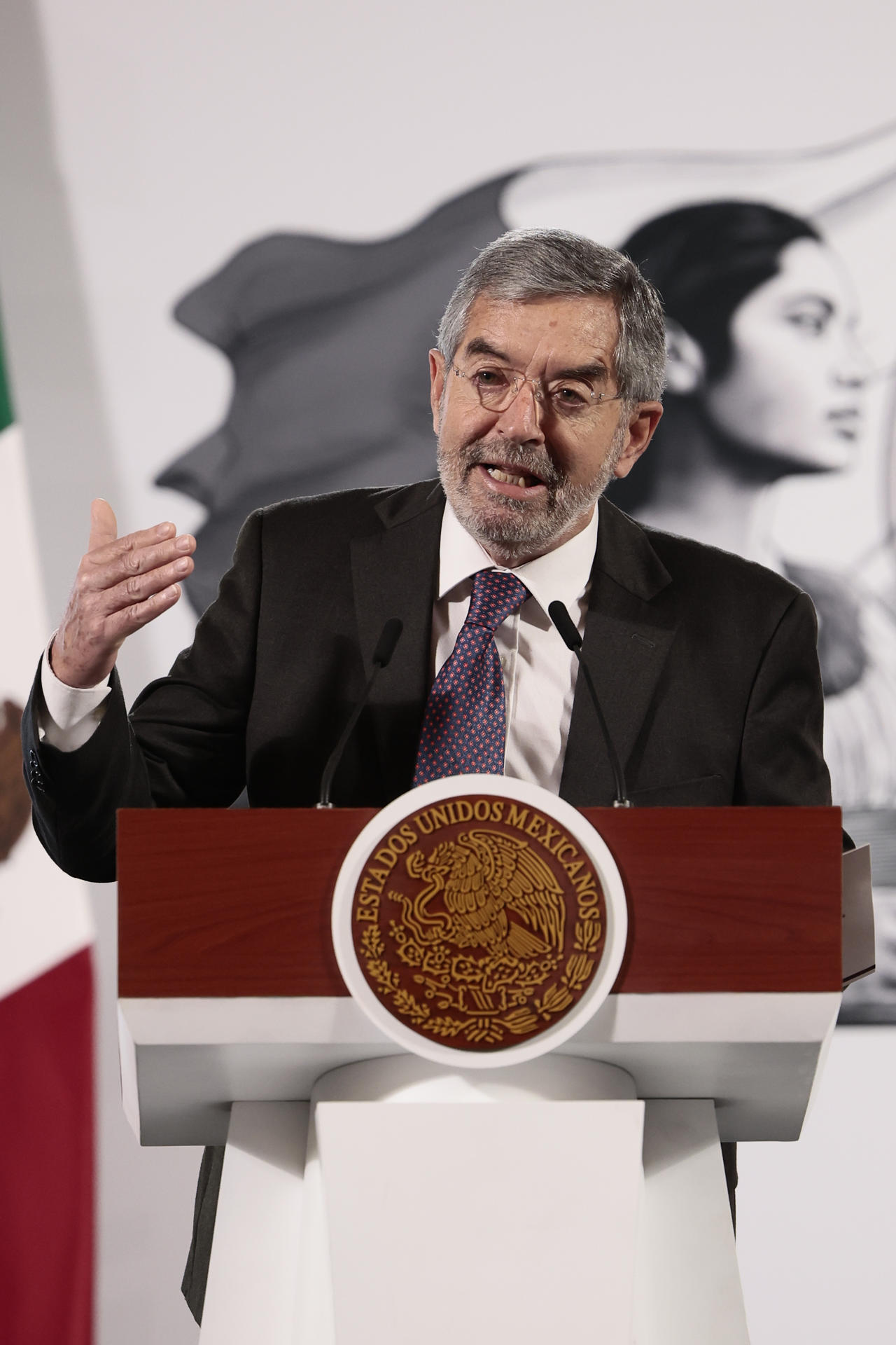 El canciller mexicano Juan Ramón de la Fuente, participa durante la conferencia de prensa matutina de la presidenta de México Claudia Sheinbaum este viernes, en el Palacio Nacional de la Ciudad de México (México). EFE/ José Méndez
