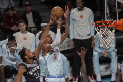 Victor Wembanyama (d) de San Antonio Spurs disputa un balón con Nic Claxton, de los Brooklyn Nets, en el Barclays Center de Nueva York. EFE/ Ángel Colmenares