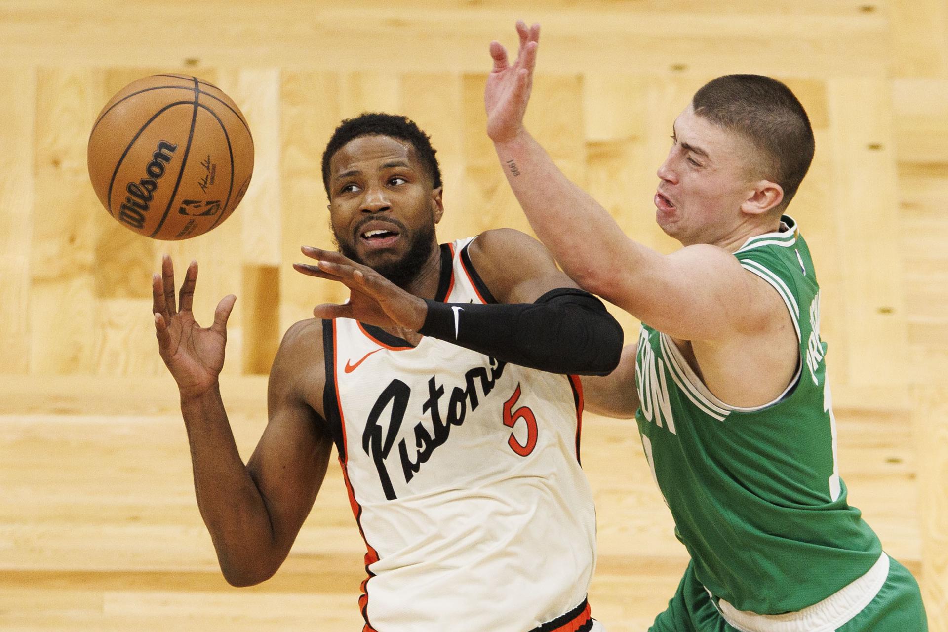 El escolta de los Pistons, Malik Beasley (i), y el escolta de los Celtics, Payton Pritchard, luchan por el balón este miércoles durante el juego que ganaron los de Detroit por 130-120. EFE/EPA/CJ GUNTHER SHUTTERSTOCK
