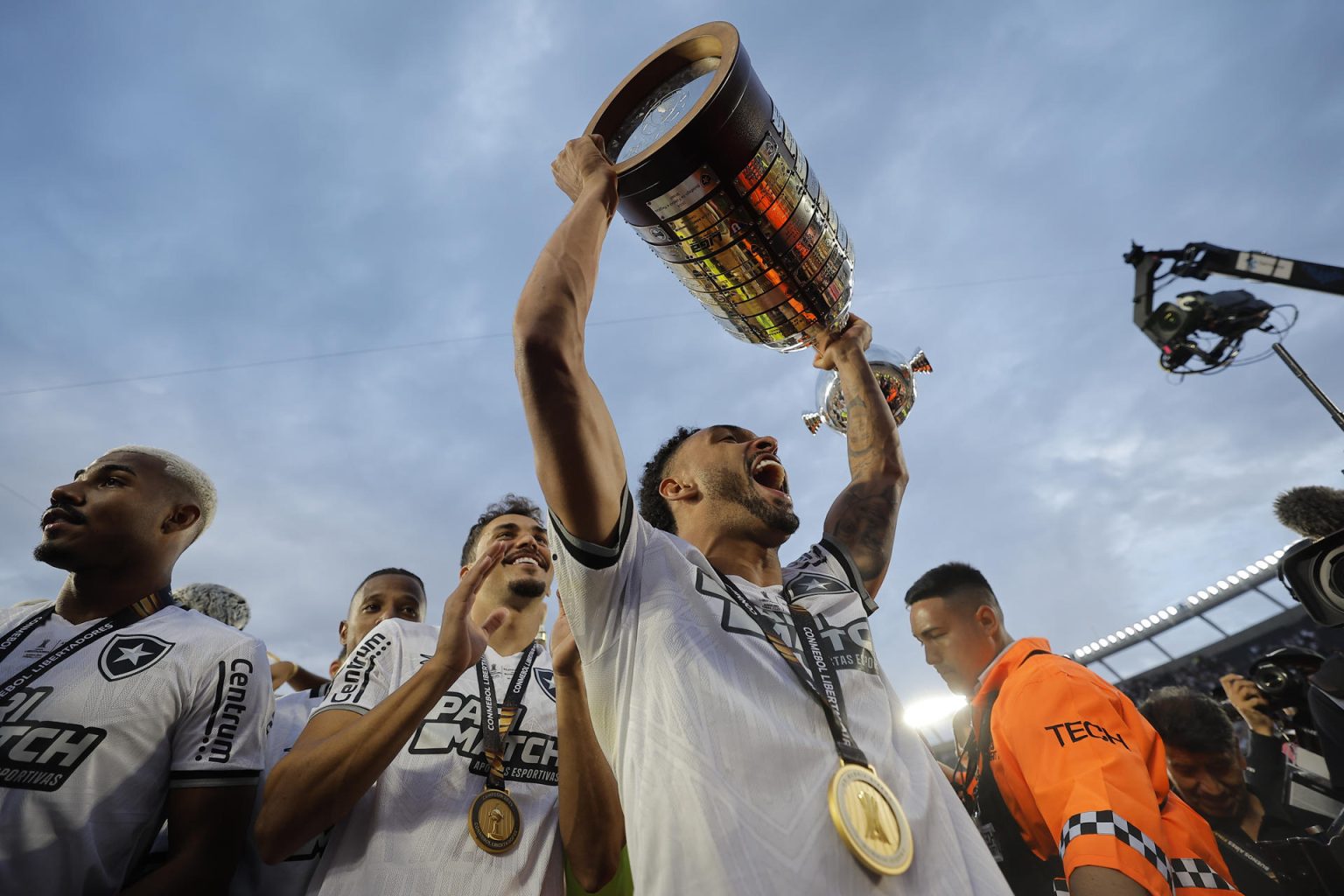 Jugadores de Botafogo celebran con el trofeo al ganar la Copa Libertadores. EFE/ Juan Ignacio Roncoroni