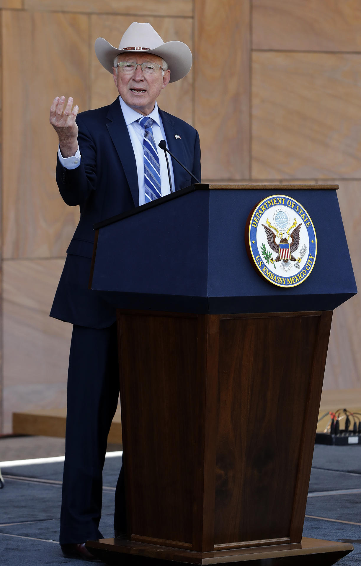 Imagen de archivo del embajador de Estados Unidos en México, Ken Salazar., habla durante un acto protocolario este martes, en Ciudad de México (México). EFE/ Mario Guzmán