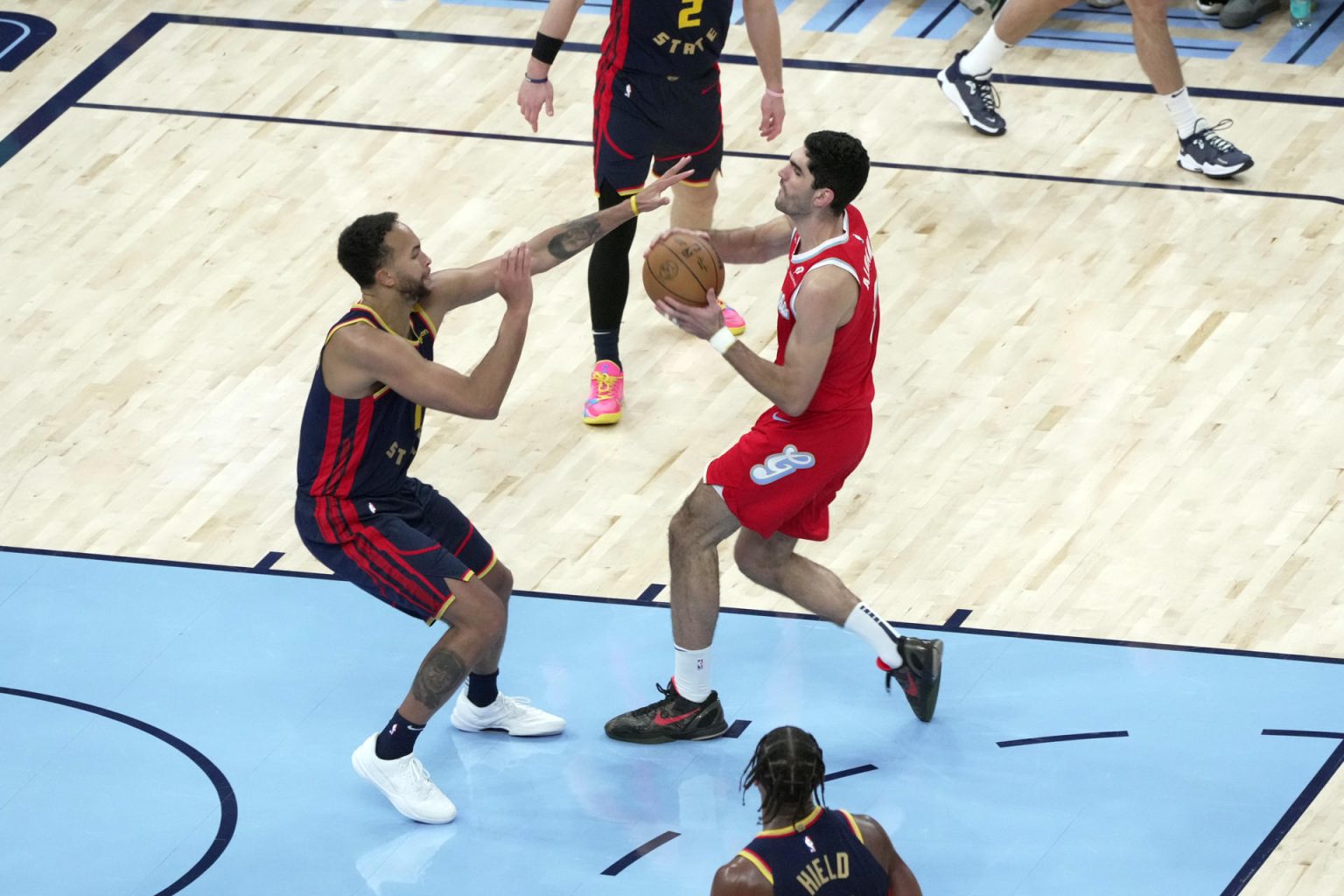 El español Santi Aldama (d) de los Memphis Grizzlies disputa un balón con Stephen Curry de los Golden State Warriors este jueves, en el FedEx Forum en Memphis (Estados Unidos). EFE/ Karen Pulfer Focht