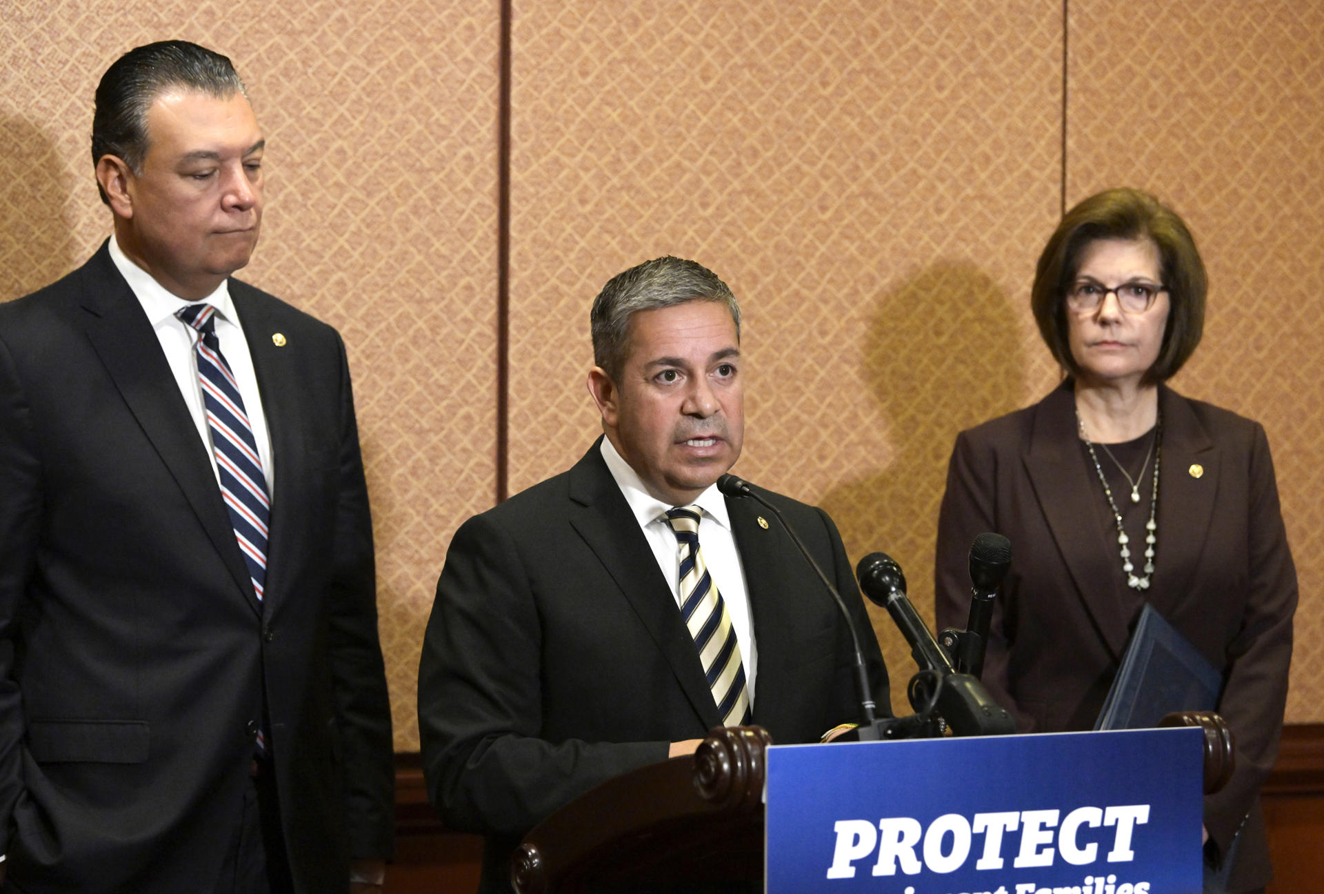 El senador demócrata de origen hispano, Ben Ray Luján (c), habla durante una conferencia de prensa este miércoles en el Centro de Visitas del Senado en Washington (EE.UU.). EFE/Lenin Nolly
