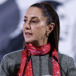 La presidenta de México, Claudia Sheinbaum, habla durante su rueda de prensa matutina este lunes, en el Palacio Nacional de la Ciudad de México (México).  EFE/ Sáshenka Gutiérrez