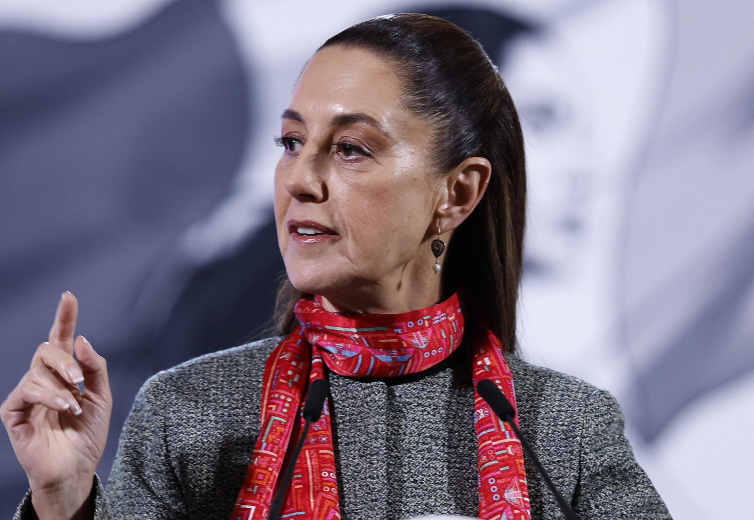 La presidenta de México, Claudia Sheinbaum, habla durante su rueda de prensa matutina este lunes, en el Palacio Nacional de la Ciudad de México (México).  EFE/ Sáshenka Gutiérrez