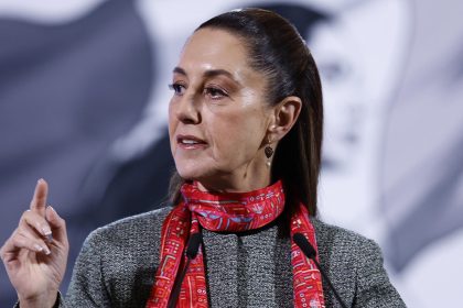 La presidenta de México, Claudia Sheinbaum, habla durante su rueda de prensa matutina este lunes, en el Palacio Nacional de la Ciudad de México (México).  EFE/ Sáshenka Gutiérrez