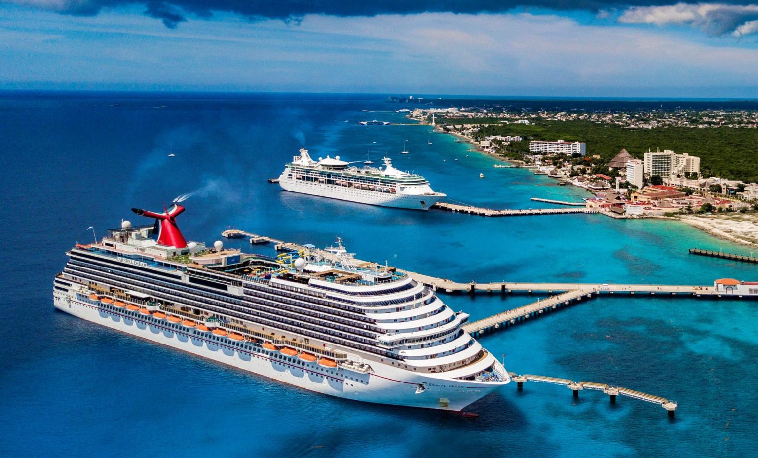 Vista aérea de dos cruceros atracando en la isla de Cozumel en el estado de Quintana Roo (México). Archivo. EFE/ Heyder Castillo