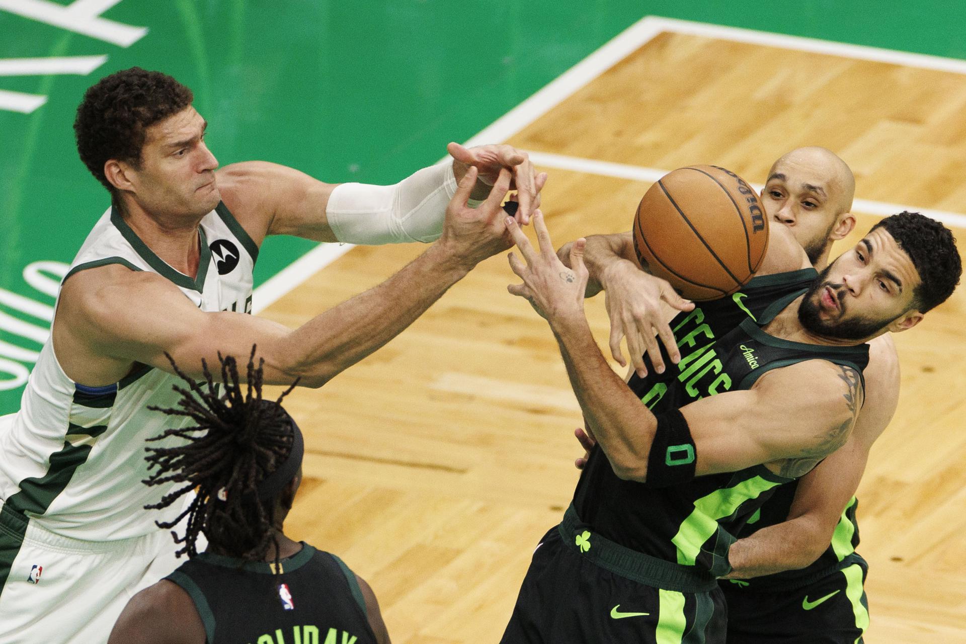 El pívot de los Bucks, Brook Lopez (i), lucha por el balón contra el alero Jayson Tatum (d), y el base Derrick White (c) este viernres drante el juego que ganaron los Celtics de Boston por 111-105EFE/EPA/CJ GUNTHER SHUTTERSTOCK
