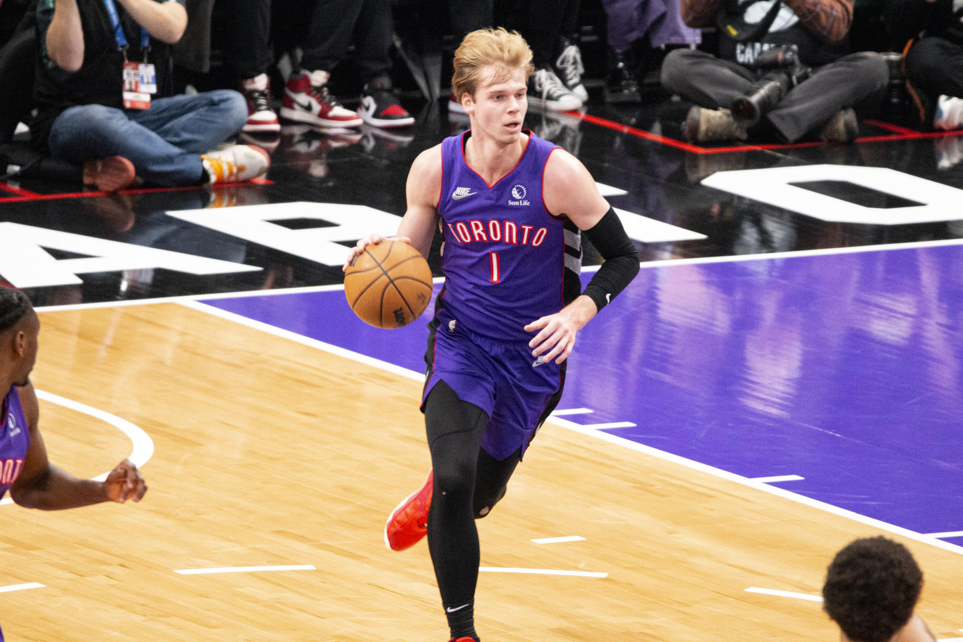 Gradey Dick,de los Toronto Raptors, con el balón, durante el partido frente a los Brooklyn Nets en el Scotiabank Arena, en Toronto (Canadá). EFE/ Julio César Rivas
