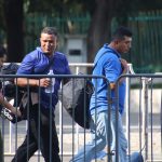 Migrantes hacen fila para resolver su situación migratoria este miércoles, en la ciudad de Tapachula, en el estado de Chiapas (México). EFE/Juan Manuel Blanco