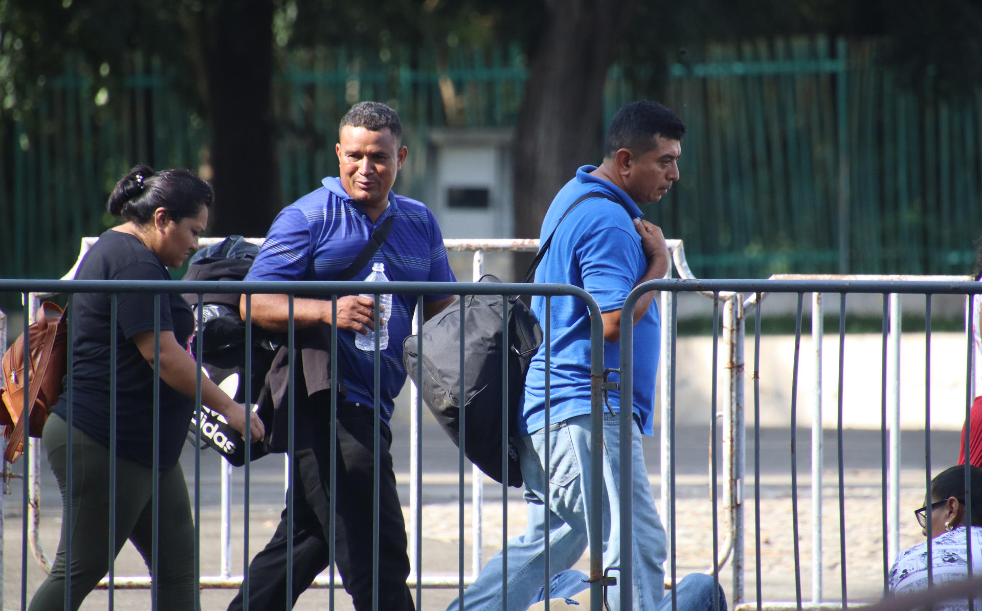 Migrantes hacen fila para resolver su situación migratoria este miércoles, en la ciudad de Tapachula, en el estado de Chiapas (México). EFE/Juan Manuel Blanco
