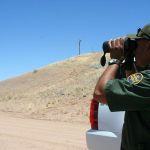 Imagen de archivo de un agente de la Patrulla Fronteriza vigila la frontera de Estados Unidos con México. EFE/Paula Díaz